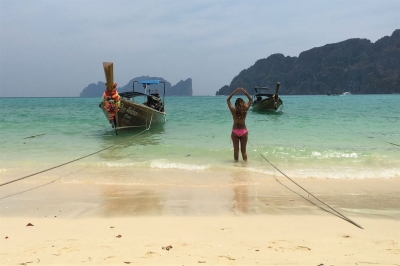 Frau am Strand von Tambon Ao Nang in Krabi Thailand (Sonam Parmar / scopio)  lizenziertes Stockfoto 
Infos zur Lizenz unter 'Bildquellennachweis'